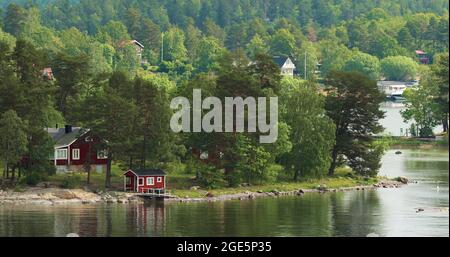 Viele Rote Schwedische Holzsauna Logs Hütten Häuser An Der Inselküste Im Sommer Wolkig Tag Stockfoto