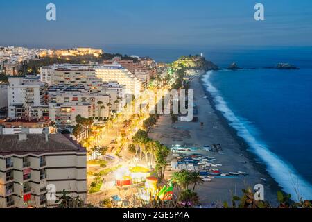 Panorama der touristischen beleuchteten Küste in Almunecar bei Nacht, Andalusien, Spanien Stockfoto