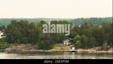 Schwedisches Holzsauna Blockhaus An Der Inselküste Im Sommer Wolkiger Tag Stockfoto