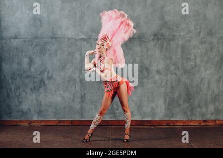 Frau im Samba oder Lambada Kostüm mit rosa Federn Gefieder. Stockfoto