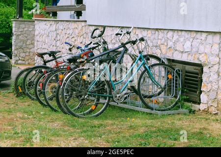 Fahrradparkplatz im dorf europa, Bikestation. Stockfoto