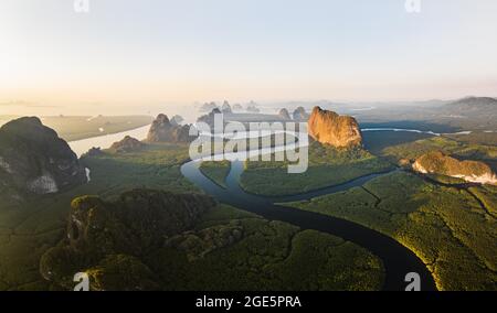 Luftaufnahme, Mangrovenwald mit gewundenen Fluss und hohen Karstfelsen bei Sonnenaufgang, Ao Phang-Nga Nationalpark, Phang-Nga Provinz, Thailand Stockfoto