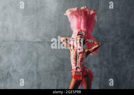 Frau im Samba oder Lambada Kostüm mit rosa Federn Gefieder. Stockfoto