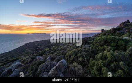 Sonnenuntergang über dem Meer, Landschaft mit Macchia, auf den hinteren Inseln Gyali und Kos, Nisyros, Dodekanes, Griechenland Stockfoto