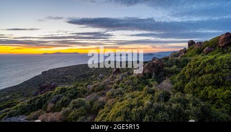 Sonnenuntergang über dem Meer, Landschaft mit Macchia, auf den hinteren Inseln Gyali und Kos, Nisyros, Dodekanes, Griechenland Stockfoto