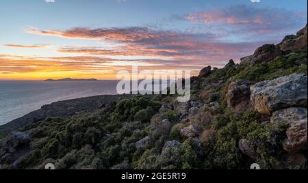 Sonnenuntergang über dem Meer, Landschaft mit Macchia, auf den hinteren Inseln Gyali und Kos, Nisyros, Dodekanes, Griechenland Stockfoto