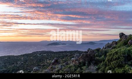 Sonnenuntergang über dem Meer, Landschaft mit Macchia, auf den hinteren Inseln Gyali und Kos, Nisyros, Dodekanes, Griechenland Stockfoto