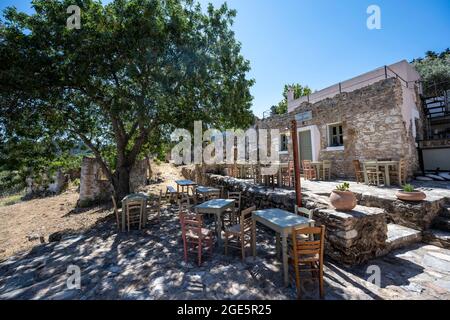 Stühle und Tische des Restaurants Chaichoutes, Ruinenstadt, verlassene Bergstadt Agios Dimitrios, Kos, Griechenland Stockfoto