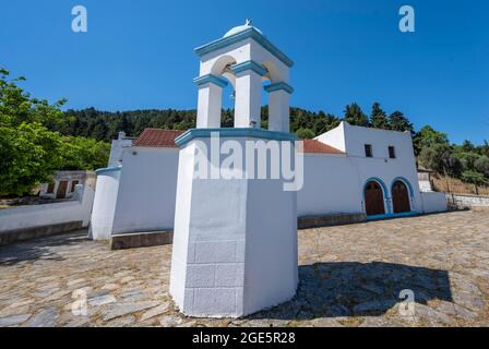 Glockenturm und weiße Kirche von Panagia Agios Dimitros, Ruinenstadt von Agios Dimitrios, Kos, Dodekanes, Griechenland Stockfoto