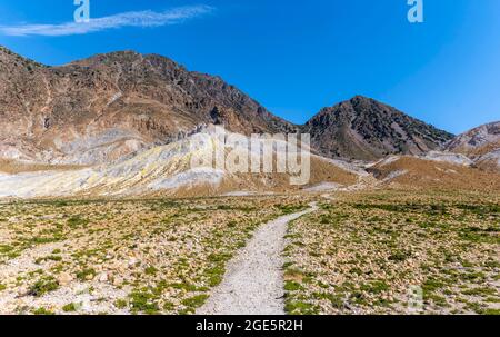 Wanderweg mit Blick auf Caldera und Vulkankrater, Caldera Vulkan mit Bimsfeldern, Alexandros Krater, Nisyros, Dodekanes, Griechenland Stockfoto