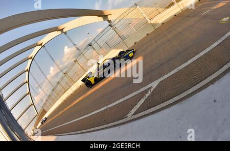 08. August 2021: Colton Herta, Fahrer der NTT IndyCar Series, fährt die Gainbridge - Andretti Autosport Honda über die koreanische Veterans Memorial Bridge während des ersten Big Machine Music City Grand Prix auf den Straßen von Nashville in Nashville, TN. Austin McAfee/CSM Stockfoto