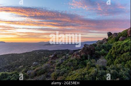 Sonnenuntergang über dem Meer, Landschaft mit Macchia, auf den hinteren Inseln Gyali und Kos, Nisyros, Dodekanes, Griechenland Stockfoto