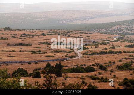 Eine atemberaubende Aussicht auf das Tal mit weiter entfernten Straße Stockfoto
