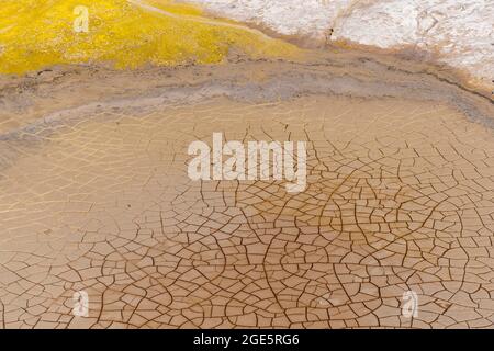 Gelbe Schwefelsteine, Alexandros-Krater, Nisyros, Dodekanes, Griechenland Stockfoto