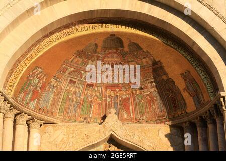 Basilica San Marco, Westfassade mit Blick auf den Piazza San Marco, Mosaik über der Porta di S. Alippio, die die Übertragung des Körpers des heiligen Markus auf die Stockfoto