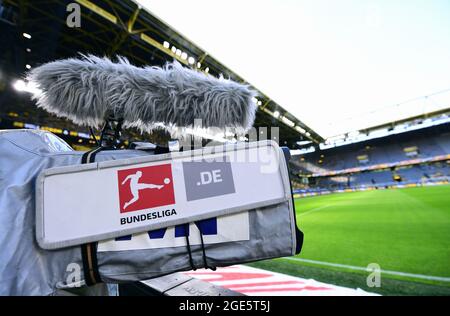 Bundesliga-Fußballspiel im Signal Iduna Park Dortmund: Bor. Dortmund gegen Eintracht Frankfurt: Kamera mit Bundesliga-Schild im Westfalenstadion. Stockfoto