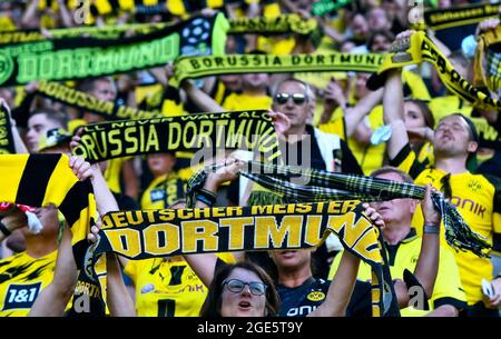 Bundesliga-Fußballspiel im Signal Iduna Park Dortmund: Bor. Dortmund gegen Eintracht Frankfurt: Fans wieder im Stadion. Stockfoto