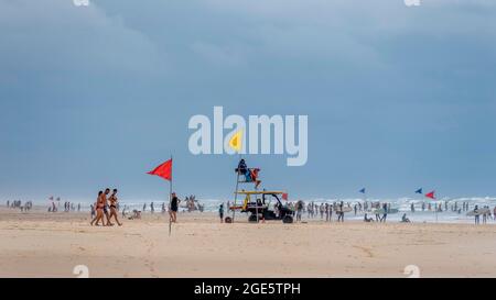 Überfüllter Strand, Rettungsschwimmer, starke Wellen, Carcans Plage, Gironde, Nouvelle-Aquitaine, Frankreich Stockfoto