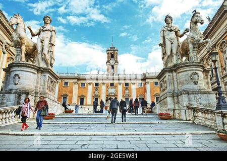 Treppe mit Treppenaufgang zum Kapitolsplatz, Marmorstatuen von Dioscuri Castor und Pollux an der Seite, Piazza di Campidoglio, Rom, Latium, Italien Stockfoto