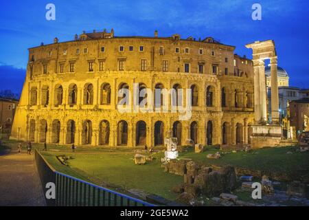 Abendliche Lichtinstallation im Marcellus Theater, neben antiken Säulen des Apollontempels, Rom, Latium, Italien Stockfoto