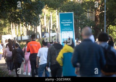 Sydney, Australien. August 2021. Am 16. August 2021 stehen Menschen in einem Impfzentrum COVID-19 in Sydney, Australien, an. Gladys Berejiklian, Premierminister des australischen Bundesstaates New South Wales (NSW), räumte am Dienstag ein, dass einige Einschränkungen für Staatsbürger auch dann bestehen würden, wenn Impfziele erreicht werden, inmitten der sich verschärfenden COVID-19-Krise. Quelle: Hu Jingchen/Xinhua/Alamy Live News Stockfoto