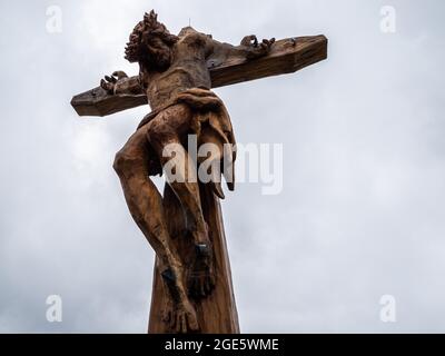 Geschnitzte Christusfigur, Gipfelkreuz am Stubnerkogel, Bad Gastein, SalzburgerLand, Österreich Stockfoto