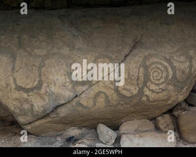 Rock Gravur auf Neolithischen passage Grave, Knowth, UNESCO-Weltkulturerbe, prehstoric Bru Na Boinne, Irland Stockfoto