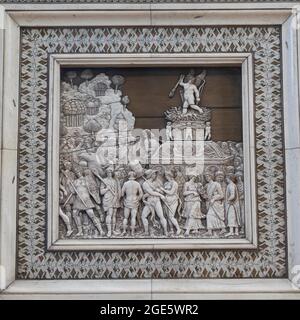 Triumphzug der Liebe nach dem Trionfi von Francesco Petrarca, Elfenbeinreliefs auf Eichenholz, Reliquiar, Grazer Dom, Steiermark, Österreich Stockfoto