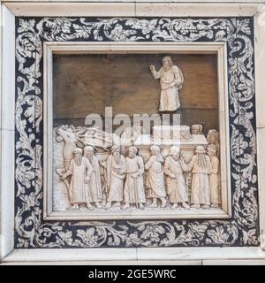 Triumphzug nach dem Trionfi von Francesco Petrarca, Elfenbeinreliefs auf Eichenholz, Reliquiar, Grazer Dom, Steiermark, Österreich Stockfoto