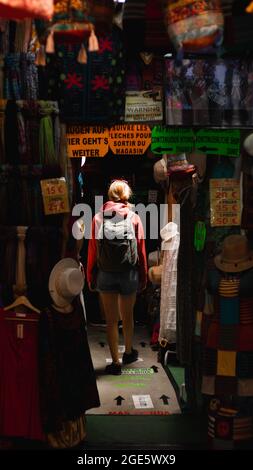 Eine junge Frau in einem Souvenirladen auf Lanzarote Stockfoto