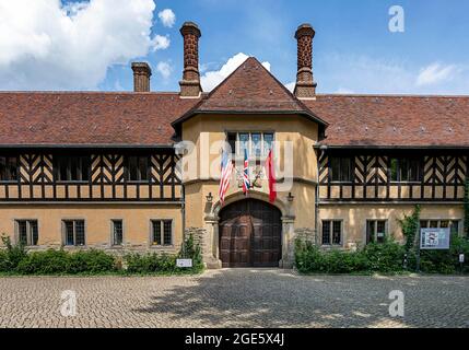 Flaggen am Haupteingang des Schlosses Cecilienhof in Potsdam, Brandenburg, Deutschland Stockfoto