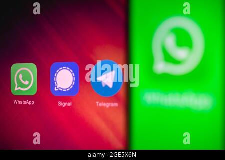 Brasilien. August 2021. In dieser Abbildung sind die Apps WhatsApp, Signal und Telegram im Hintergrund eines Silhouette-Mobiltelefons zu sehen (Foto: Rafael Henrique/SOPA Images/Sipa USA) Credit: SIPA USA/Alamy Live News Stockfoto