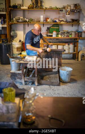 Glasbläser mit Heißglas im Studio Vetreria Guarnieri Di Levorato Pierina, Murano, Venedig, Venetien, Italien Stockfoto