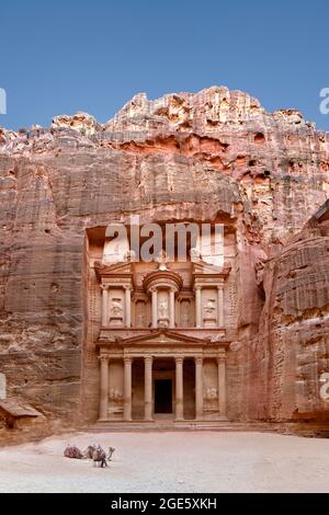 Pharaos steingeschnittenes Schatzhaus, Schatzkammer, Khazne al-Firaun, Mausoleum, Siq-Schlucht, Wadi (Musa), Petra, UNESCO-Weltkulturerbe, Königreich Jordanien Stockfoto