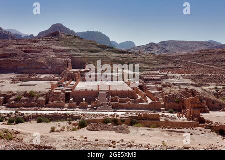 Zentrum, großer Tempel, davor Kolonnadenstraße, rechts ThemenosTor zum Heiligen Bezirk mit dem Haupttempel Qasr al-Bint, Süd-Wadi Stockfoto