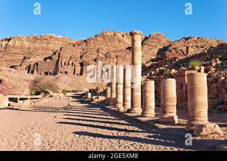 Säulen in der Colonnade Street, hinten Königliche Gräber am Westhang von Jabal al al-Khubtha, Petra, UNESCO-Weltkulturerbe, Königreich Jordanien Stockfoto