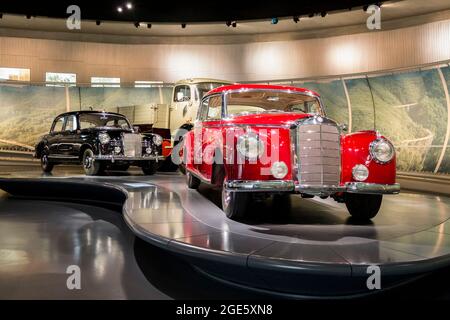 Eine Gruppe von zwei Autos und einem Lastwagen aus den 1950er Jahren. Im Mercedes-Benz Museum in Stuttgart. Stockfoto