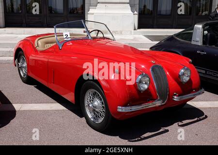 Jaguar XK 120 Roadster, Oldtimer, geparkt vor der Seeseite der Oper von Monte-Carlo, Casino Monte-Carlo, Monaco Stockfoto