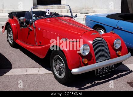 Morgan 4-Sitzer Roadster Sportwagen, Oldtimer, geparkt vor der Meerseite der Opera de Monte-Carlo, Casino Monte-Carlo, Monaco Stockfoto