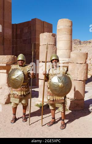 Thematisch gestaltetes Tor zum heiligen Bezirk mit Nabatäischen Wachsoldaten, zwei, Petra, alte Hauptstadt der Nabatäer, UNESCO-Weltkulturerbe, Königreich Stockfoto