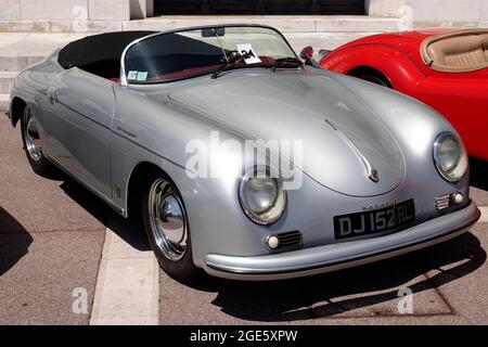 Sportwagen-Roadster Porsche 356 1600 Super Speedster, Oldtimer, geparkt vor der Meerseite der Oper von Monte-Carlo, Casino Monte-Carlo Stockfoto