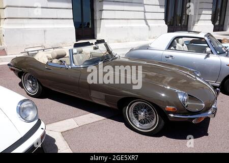 Sportwagen-Roadster Jaguar E-Type, Oldtimer, geparkt vor der Meerseite der Oper von Monte-Carlo, Casino Monte-Carlo, Monaco Stockfoto