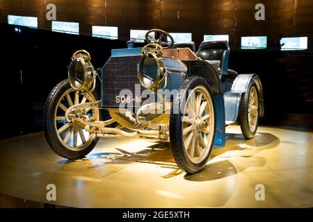 Ein frühes, blaues Sportwagen-Coupé. Im Mercedes-Benz Museum in Stuttgart. Stockfoto