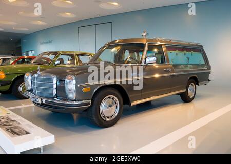 Ein benutzerdefinierter grauer Leichenwagen für Beerdigungen. Im Mercedes-Benz Museum in Stuttgart. Stockfoto