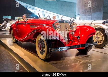 Ein Paar rot-weiße Cabrio-Sportwagen. Im Mercedes-Benz Museum in Stuttgart. Stockfoto