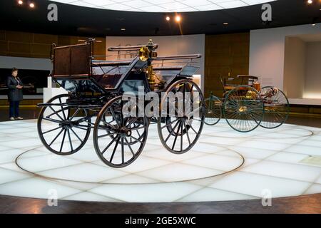 Ein paar der ersten Pferdekutschen, Autos. Im Mercedes-Benz Museum in Stuttgart. Stockfoto