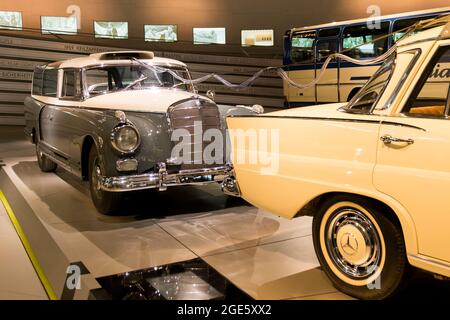Der folgende Kombi, zum Testen mit einer Limousine verkabelt. Im Mercedes-Benz Museum in Stuttgart. Stockfoto
