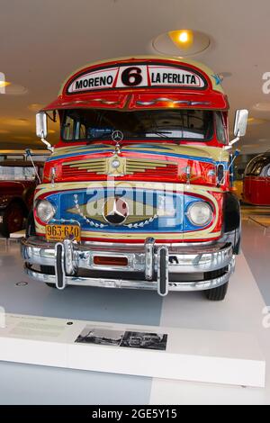 Die Vorderseite eines Busses aus Lateinamerika, hell und farbenfroh. Im Mercedes-Benz Museum in Stuttgart. Stockfoto