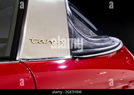 Das 911 Targa Abzeichen, Logo, Identität auf einem roten Modell. Im Porsche Museum in Stuttgart. Stockfoto