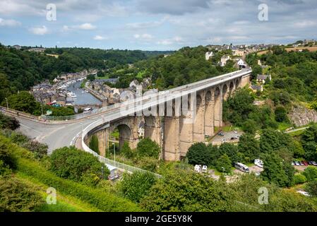 Viadukt über den Fluss Rance, mittelalterlicher Hafen von Dinan, Bretagne, Departement Cotes-d'Armor, Frankreic Stockfoto